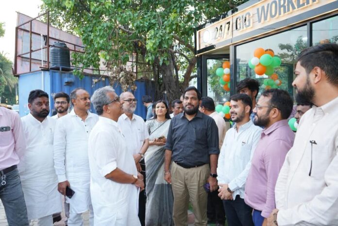 एसी लाउंज पहुंचकर मंत्री ने जाना गिग वर्कर्स का हाल, सुविधाओं का किया निरीक्षण