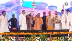 मुख्यमंत्री योगी आदित्यनाथ ने रामपुर को विकास की बड़ी सौगात दी है। 690 करोड़ रुपये से अधिक की लागत वाली 102 विकास परियोजनाओं का लोकार्पण और शिलान्यास कर उन्होंने जिले के विकास को नई गति देने का संदेश दिया। सड़क, स्वास्थ्य, शिक्षा और बुनियादी ढांचे से जुड़ी इन परियोजनाओं से रामपुर की तस्वीर बदलने की उम्मीद है।"