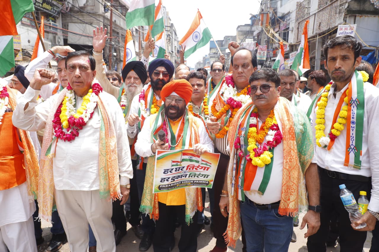 तिरंगे के रंग में रंगा सदर बाजार, भव्य तिरंगा मार्च में उमड़ा राष्ट्रभक्ति का जनसैलाब