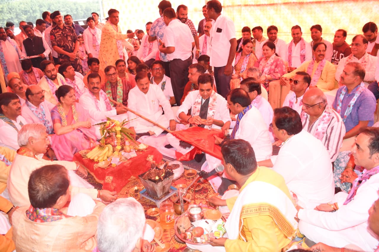 नोएडा स्टेडियम सेक्टर-21ए में श्री सनातन धर्म रामलीला समिति ने भव्य रामलीला के लिए भूमि पूजन किया। रामलीला का मंचन 11 से 21 अक्टूबर 2026 तक होगा।