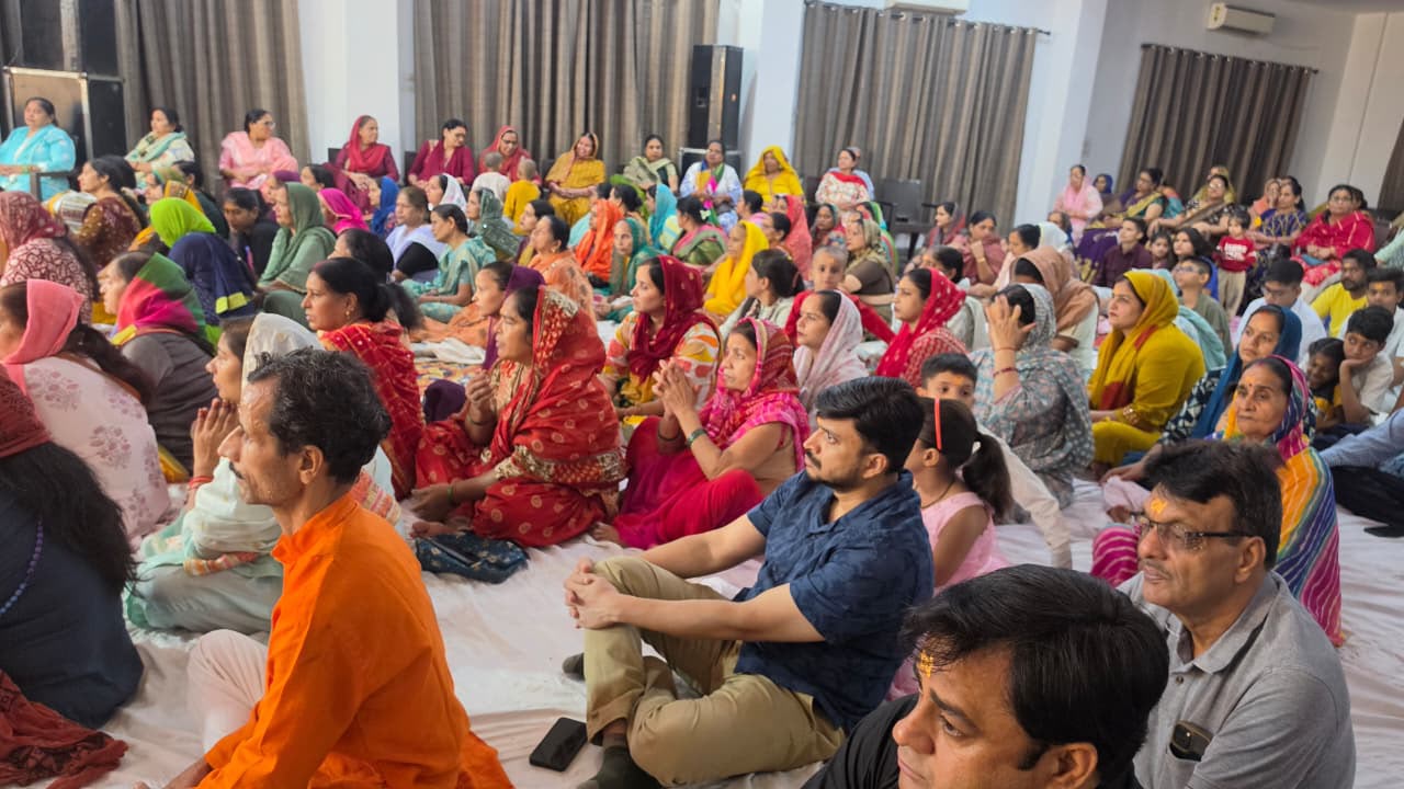 कथा में राजा बलि-वामन अवतार, भगवान श्रीराम के आदर्श चरित्र और भगवान श्रीकृष्ण की दिव्य लीलाओं का वर्णन किया गया। कृष्ण जन्मोत्सव पर श्रद्धालुओं ने पुष्पवर्षा कर मंगल बधाइयां गाईं और पूरा पंडाल “नंद के आनंद भयो, जय कन्हैया लाल की” के जयघोष से गूंज उठा।